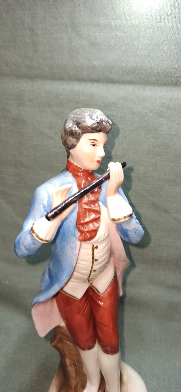 Фарфоровая статуэтка музыкант с флейтой