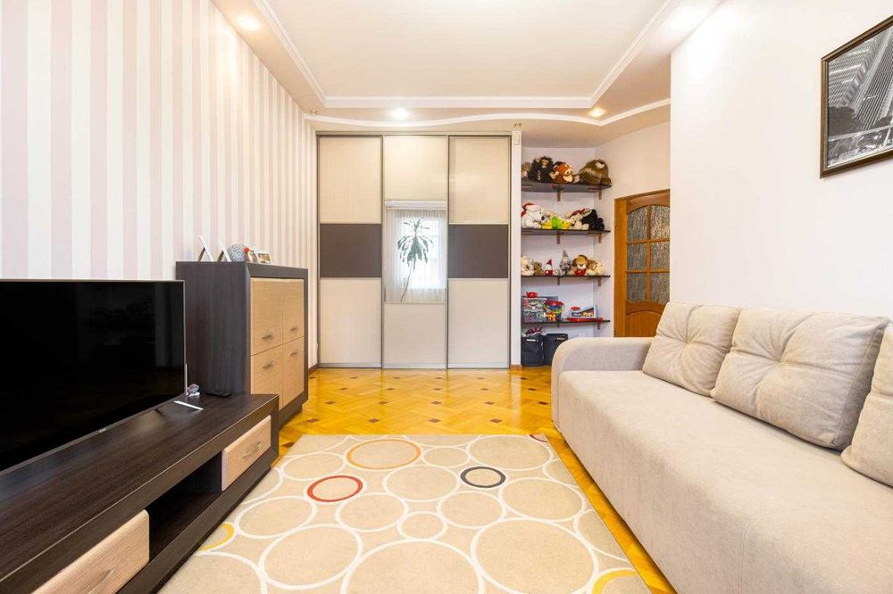 Продаж , 3 кімнатна,  квартира. Єфремова 13