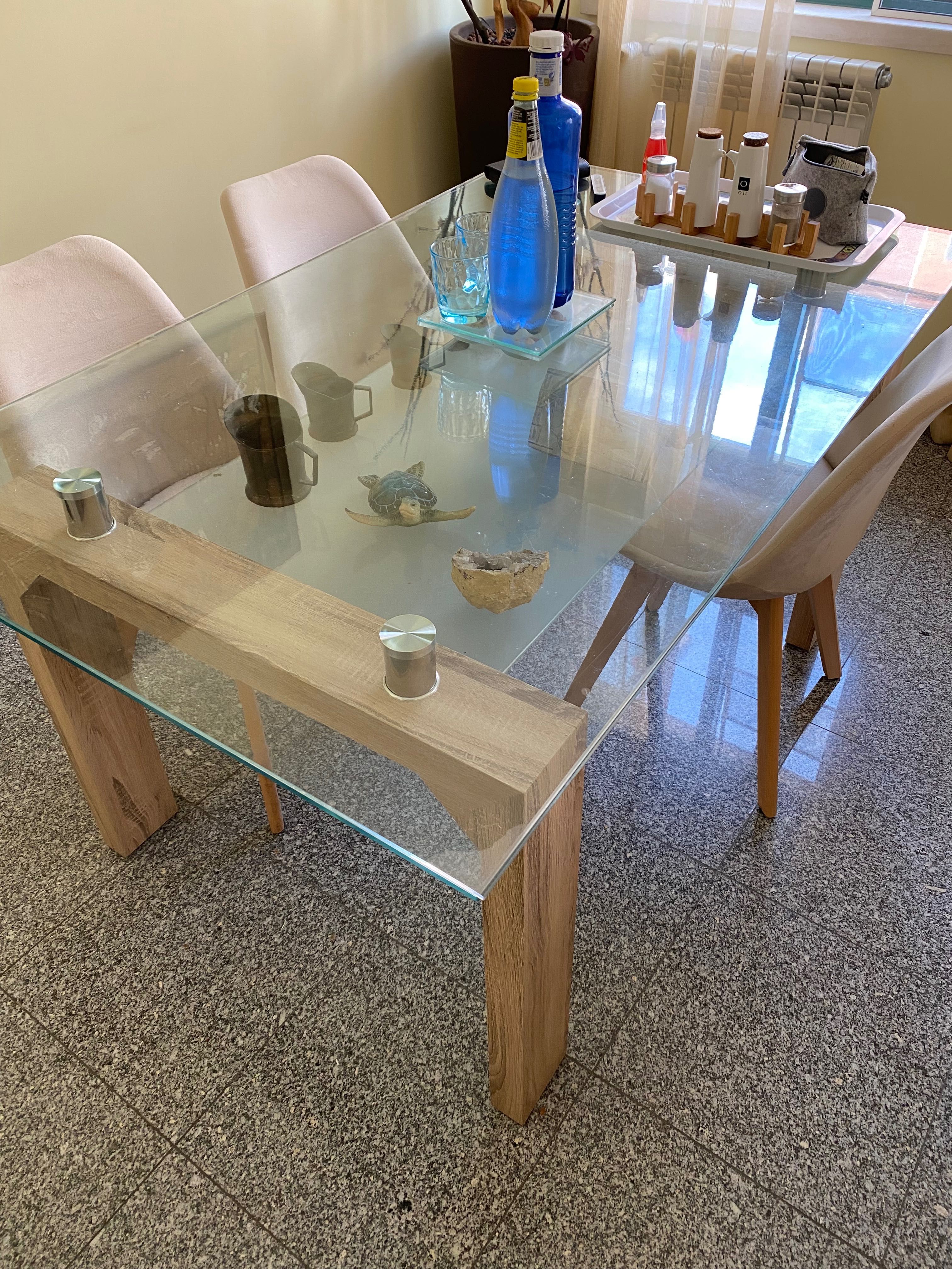 sala de jantar: Aparador, móvel de TV, mesa com 4 cadeiras