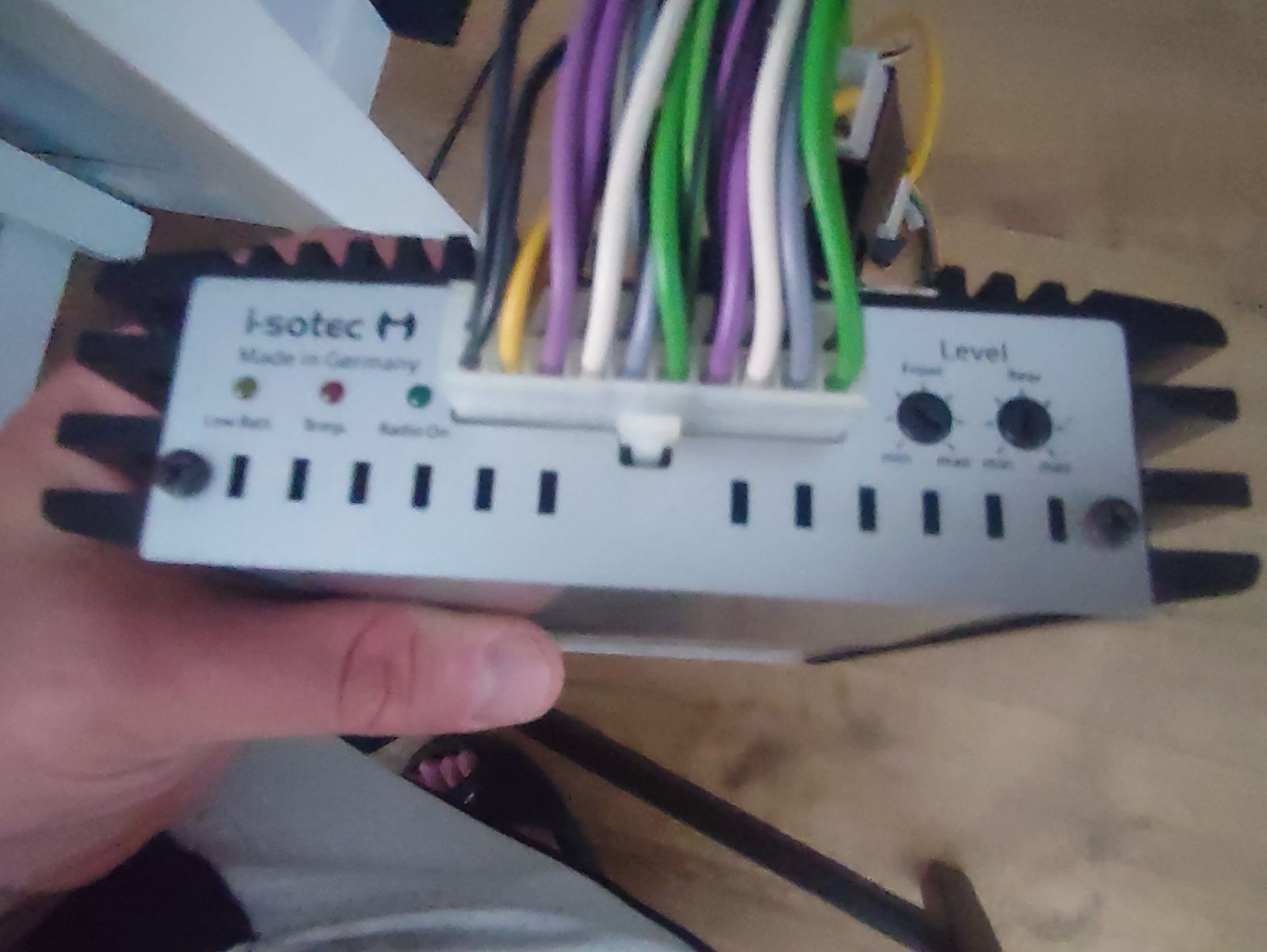 Wzmacniacz isotec isoamp 4 z kablami