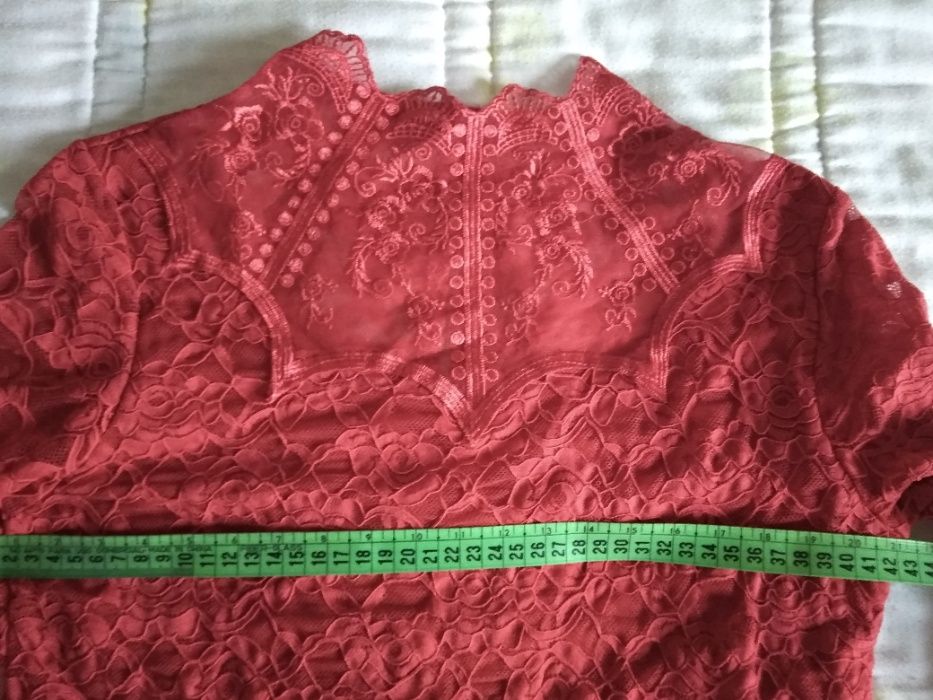 Camisolas de varias cores com renda