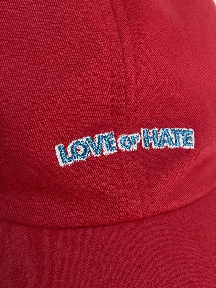 красная кепка бейсболка с надписью вышивкой Love Stories ganni zara