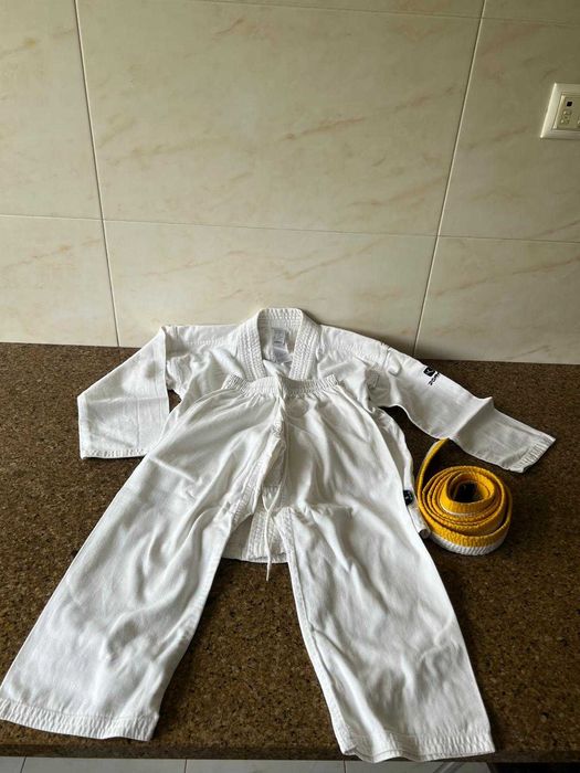 kimono completo: calça, parte de cima e cinto