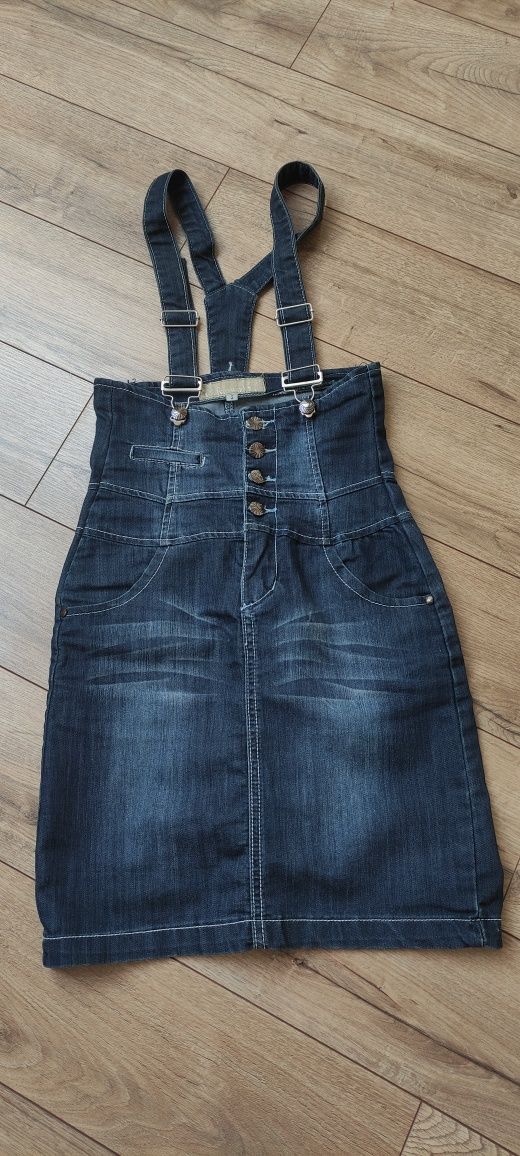 Damska spódniczka jeansowa na szelkach