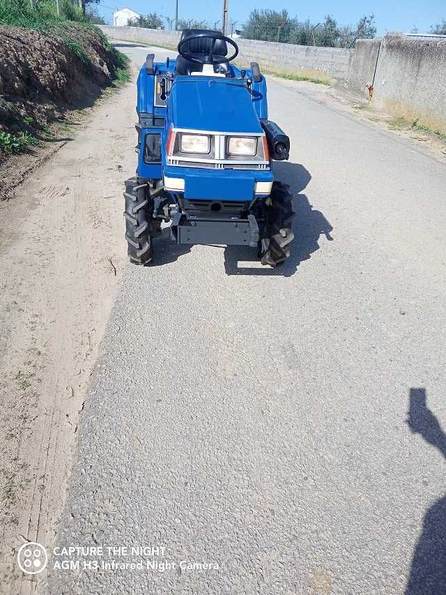 Tractor Kubota 4x4 com carregador frontal e fresa