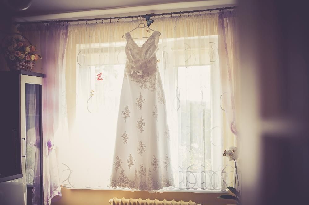 Elegancka koronkowa suknia ślubna, roz. 40 - 42, kształt litery A