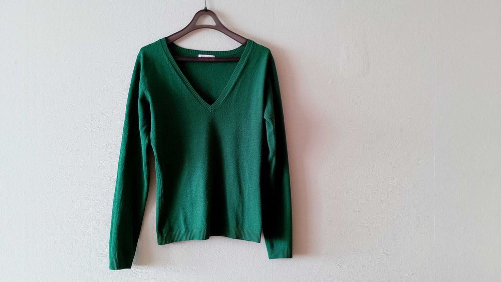 * zielony sweter z dekoltem *