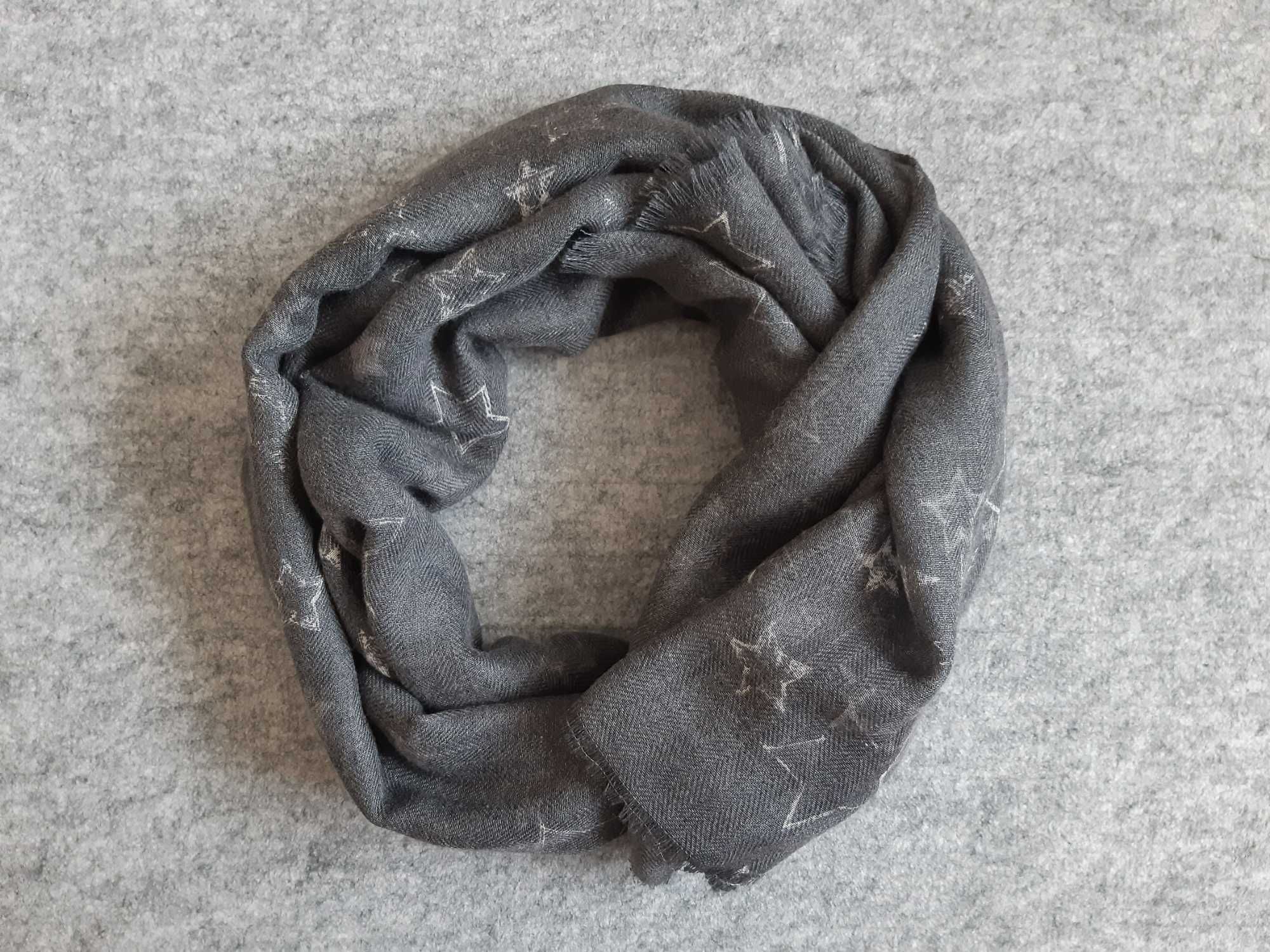 Chusta szal Top Secret, szary w elegancką jodełkę i białe gwiazdki