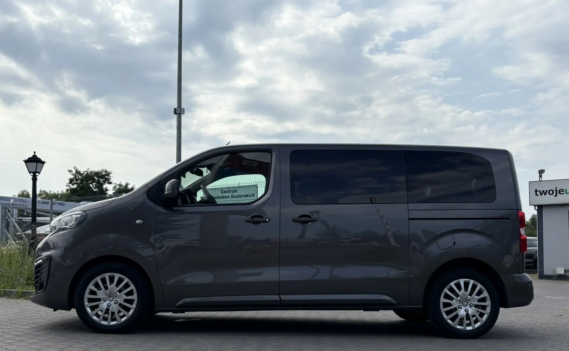 Peugeot Traveller SalonPL/ 8osób/ PDC/ Automat+F1/ Nawigacja/ Tempomat