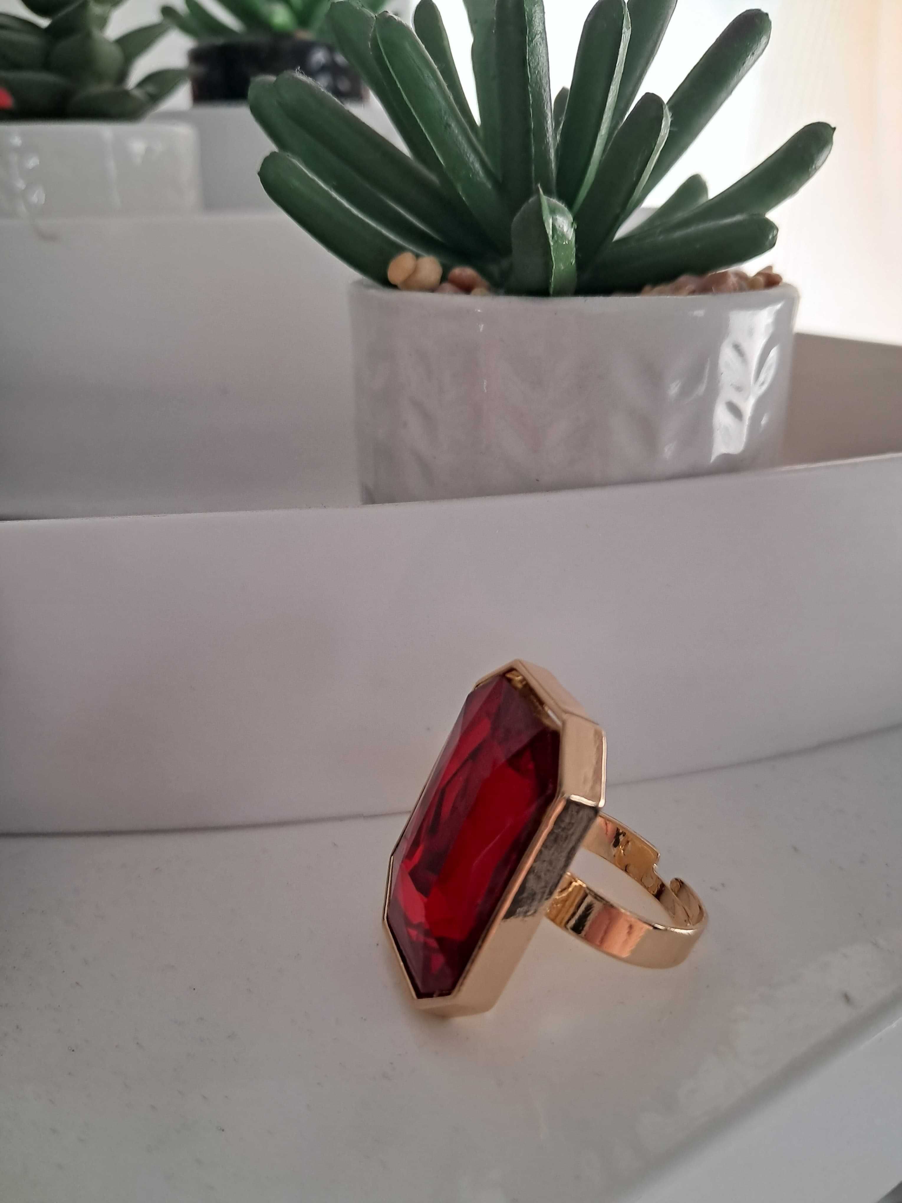Anel Dourado com Pedra Vermelha Estilo Rubi – Joia Elegante e Marcante