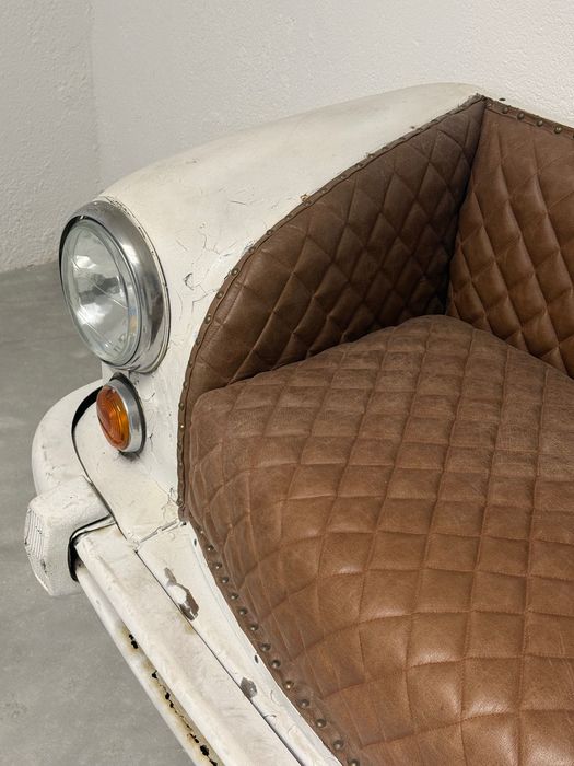 Sofá Automóvel estofado em pele