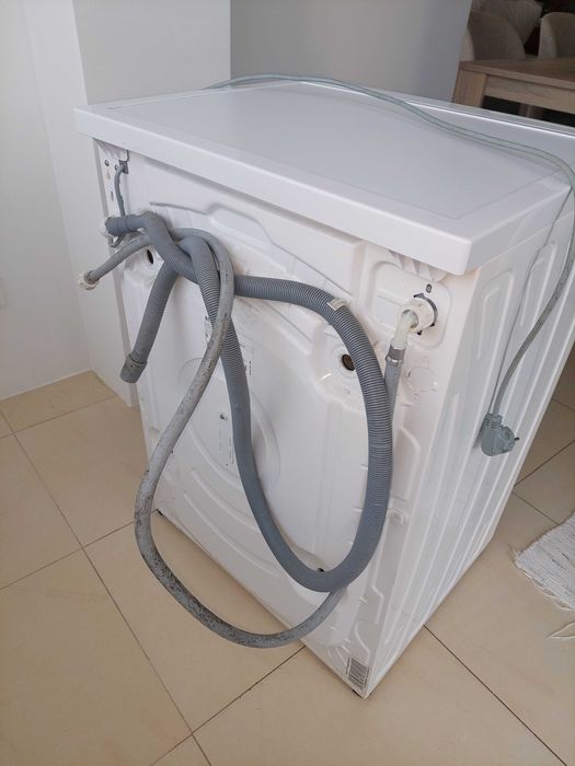 Maquina de lavar roupa em pleno funcionamento