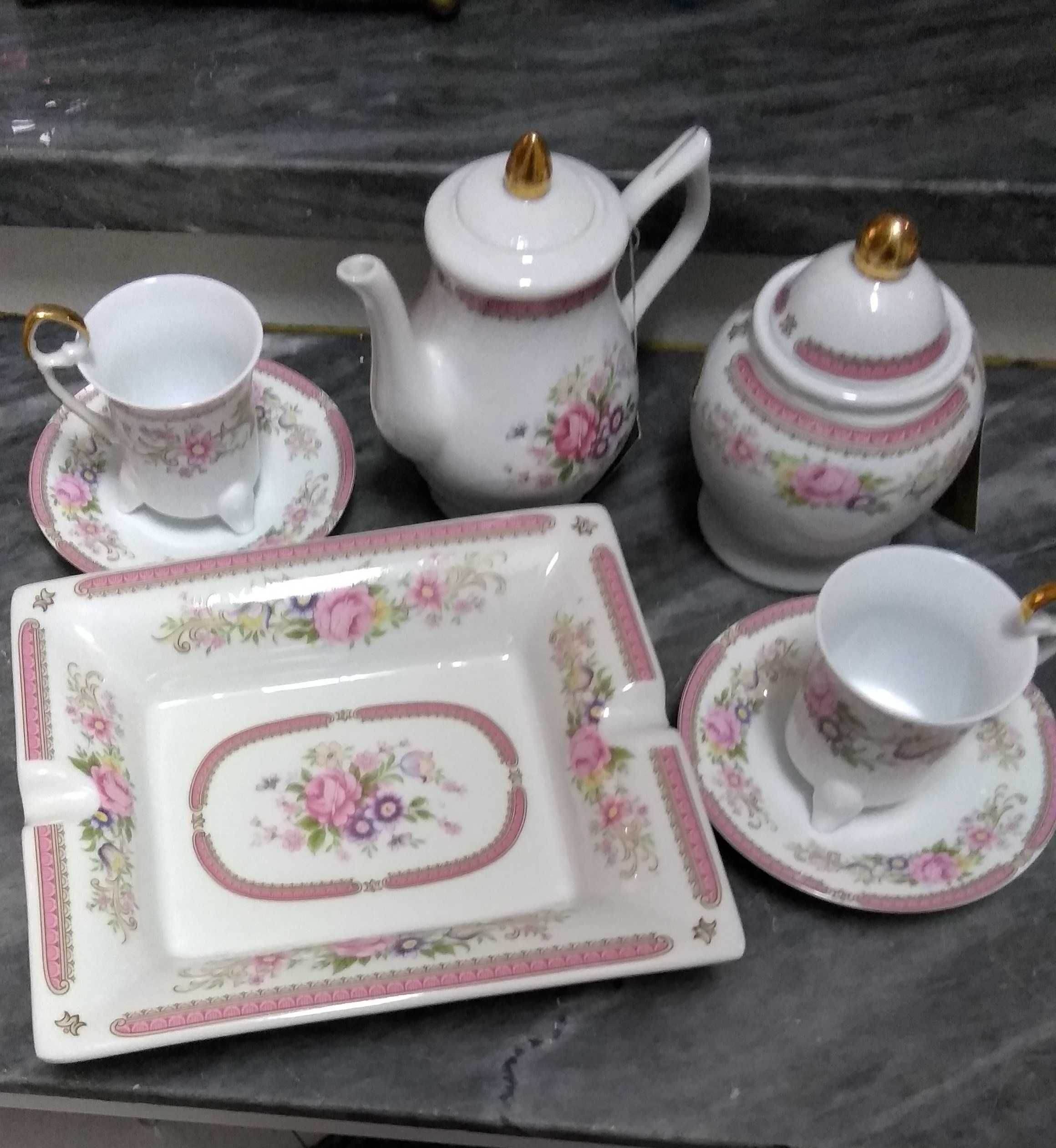 Conjunto  café decorativo, em porcelana.