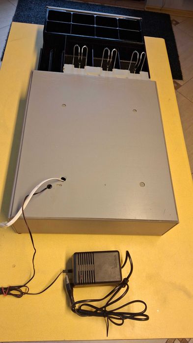 Szuflada na pieniądze otwierana impulsem z kasy z zasilaczem