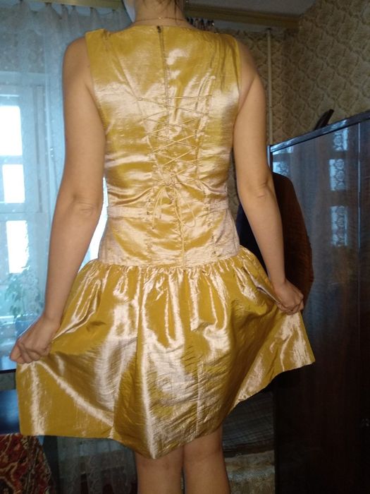 Нарядное платье золотистого цвет