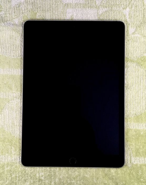 Apple iPad Pro 9.7" | 128GB + UAG Protective Case
