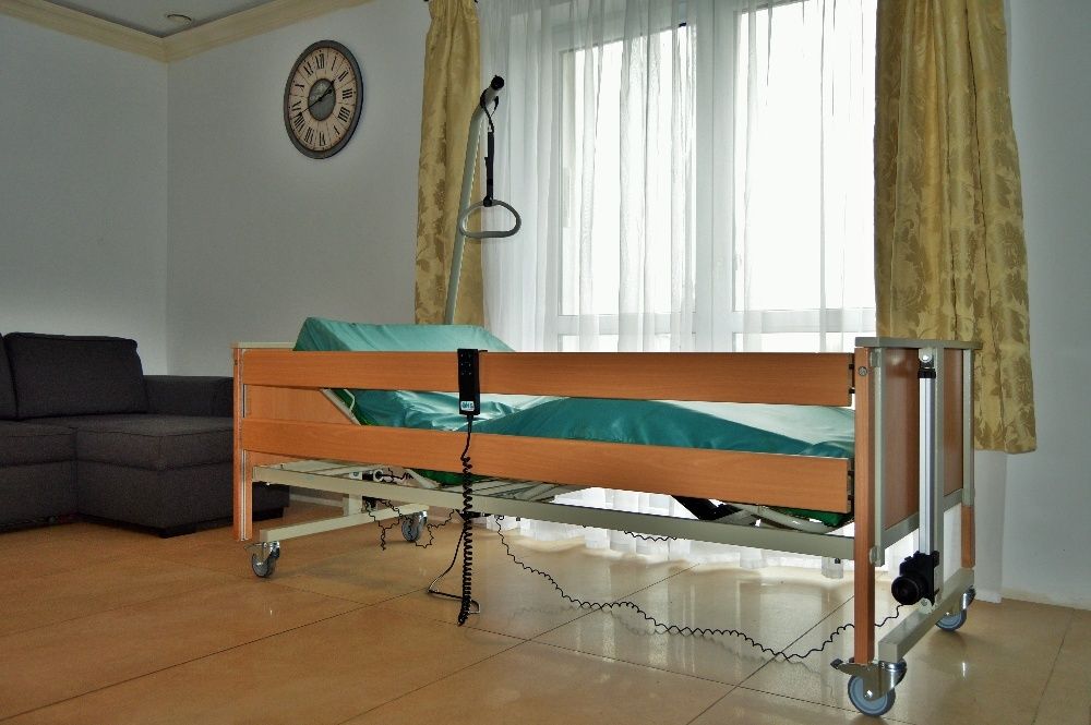 łóżko rehabilitacyjne, łóżko szpitalne z materacem i wysięgnikiem