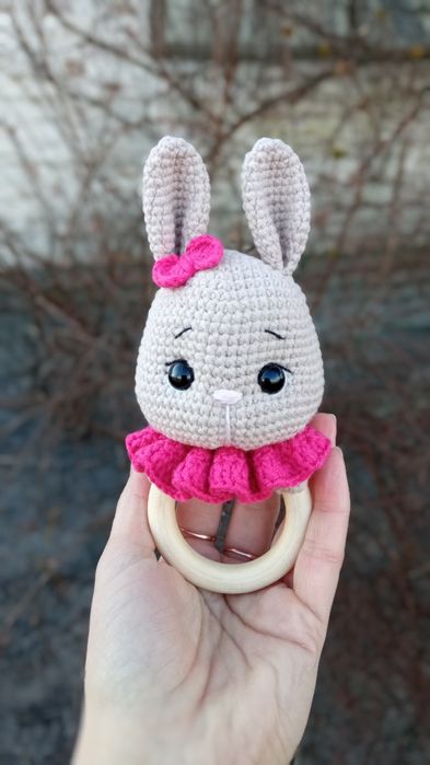 Зайка, погремушка, МЕДУЗА, брязкальцезайчик крючком ,вязаная игрушка к