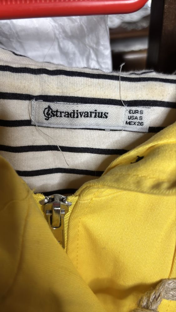 Casaco amarelo com capuz