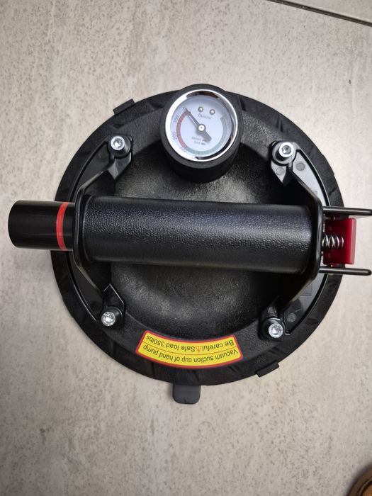 Dwie Przyssawki do szyb w walizkach