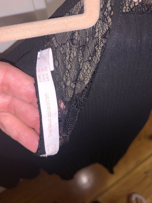 Top preto com renda e manga à cava