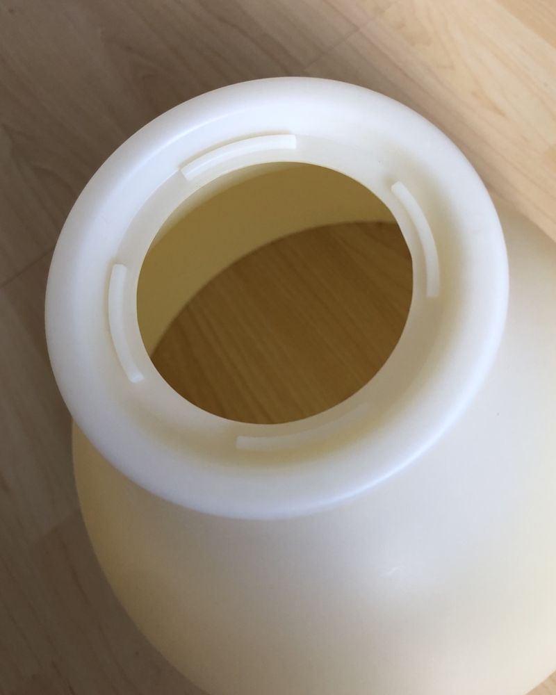 Klosz do lampy wiszącej marki IKEA, plastikowy