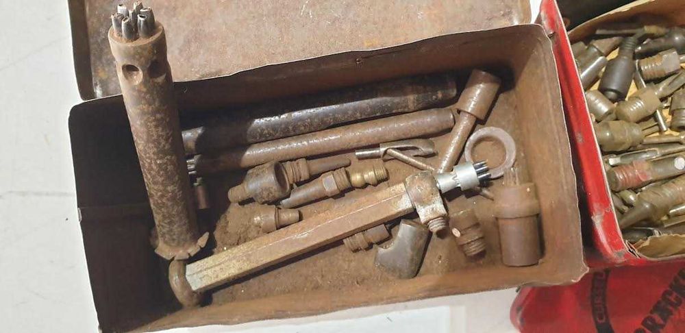 Prensa manual, nº2 antiga, com punções e marcadores para couro