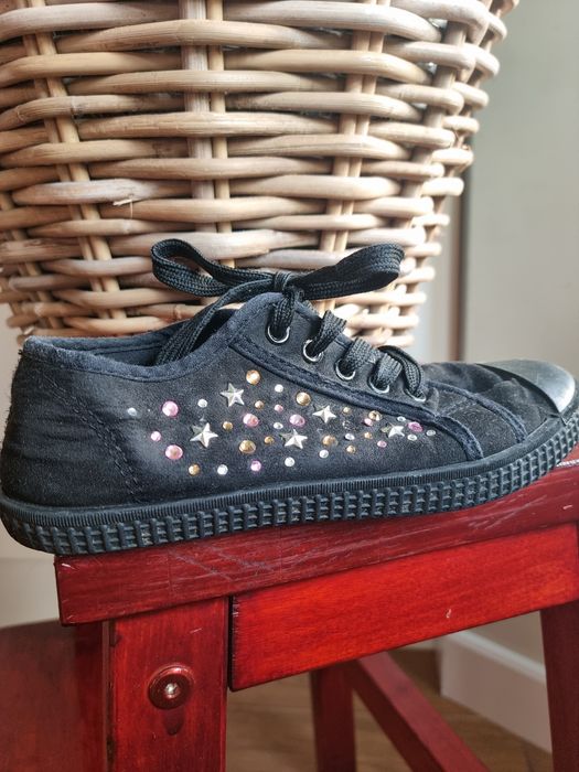 Czarne cienkie tenisówki z kryształkami i gwiazdkami 32