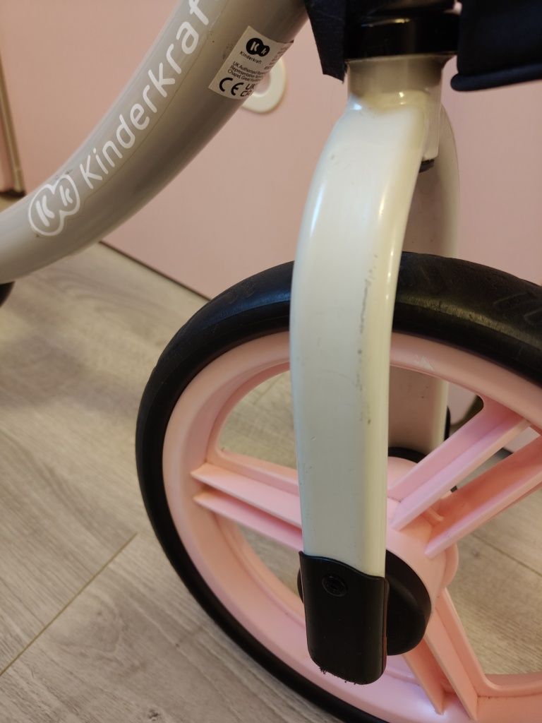 KinderKraft rowerek biegowy z koszyczkiem i dzwonkiem różowy