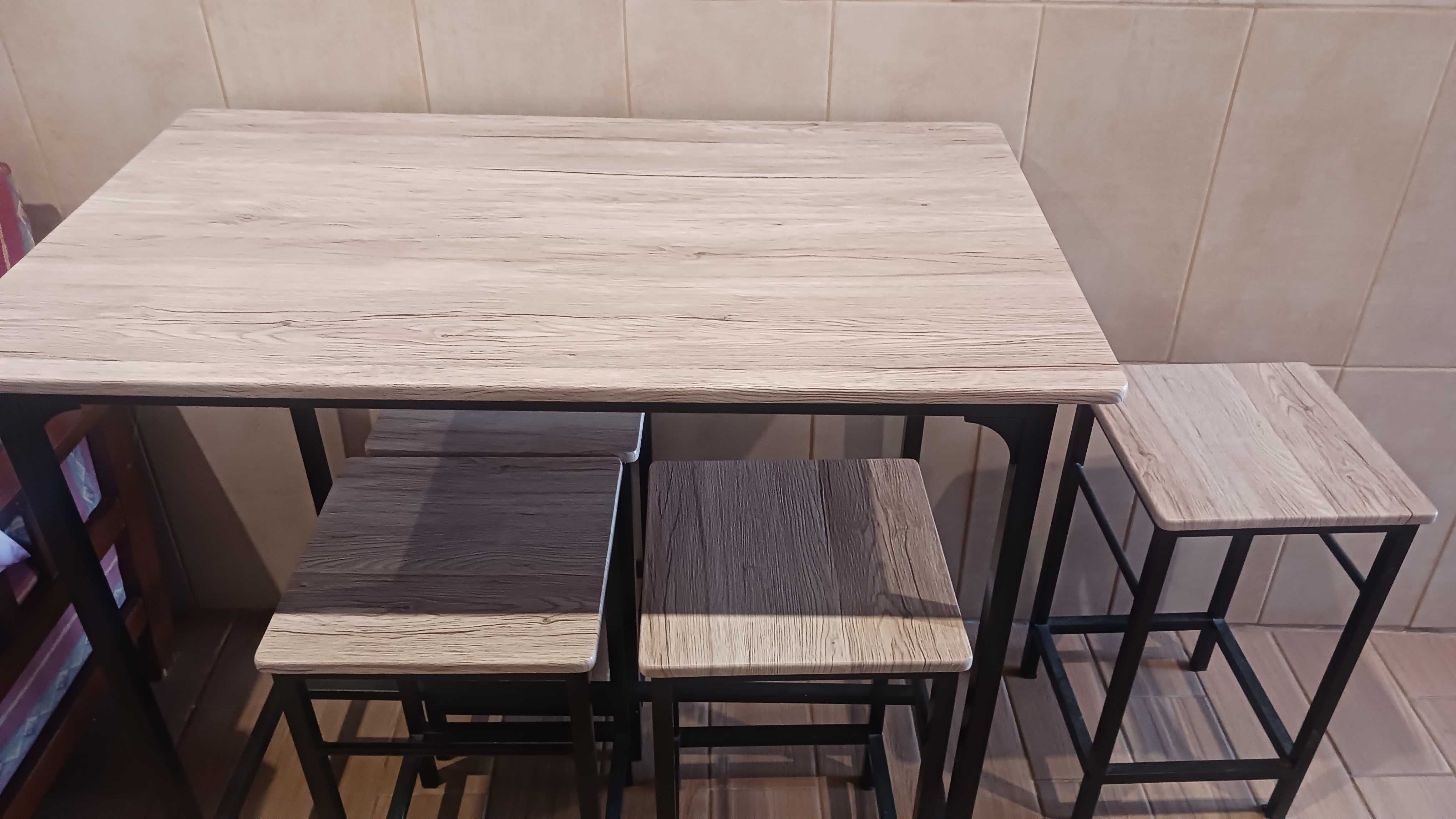 Mesa de cozinha com bancos