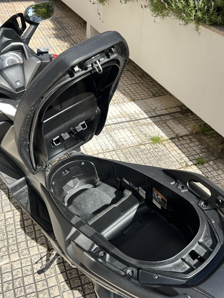 Honda Forza 300.
