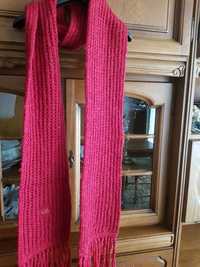 Długi czerwony szalik