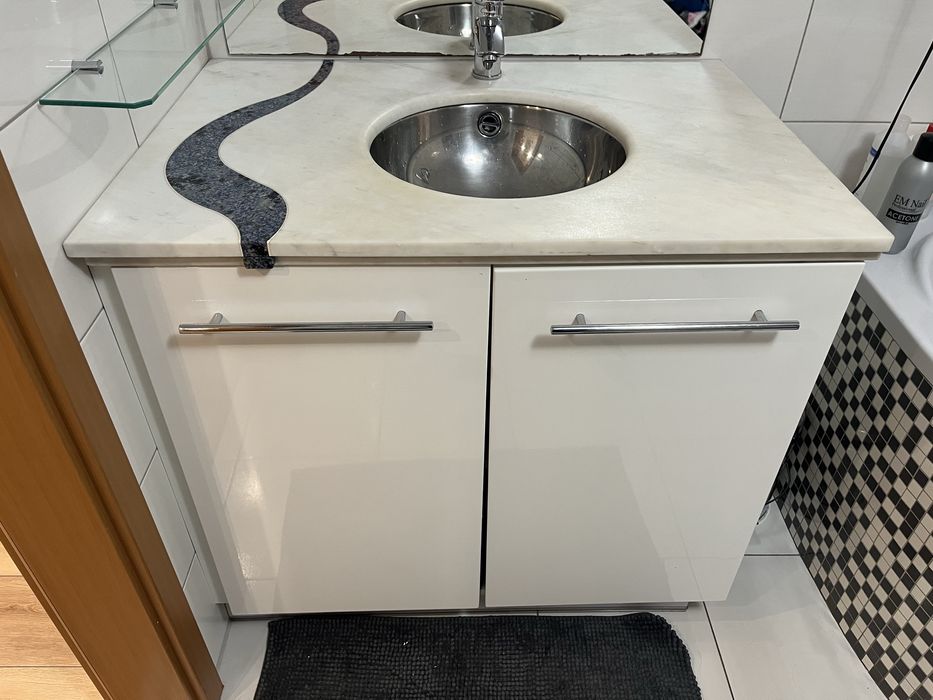 Umywalka laziekowa z kamiennym blatem i szafka