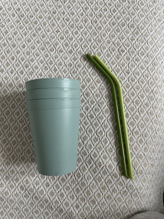 Trzy plastikowe kubki 300ml i dwie słomki metalowe