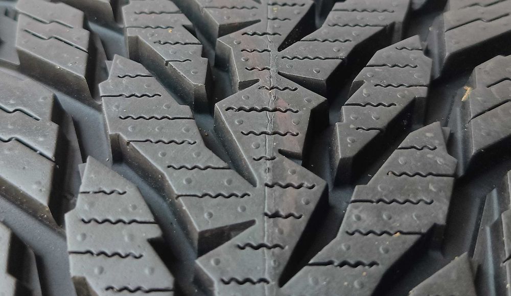 2X 235/40R19 96V Nokian Snowproof 1. 185A