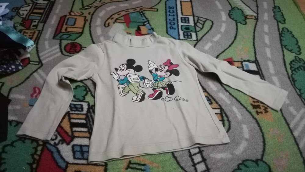 Varias roupas de menina