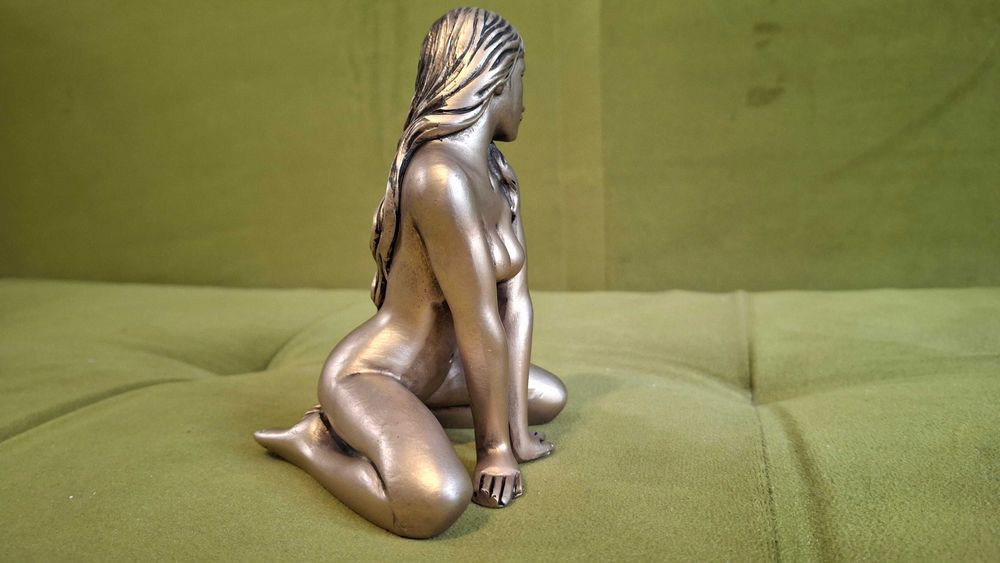 Statuetka nagich kobiet klęcząca