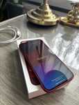 czerwony iPhone 12