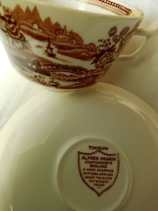 Ексклюзивні блюдця та чашки виробництва Англії.