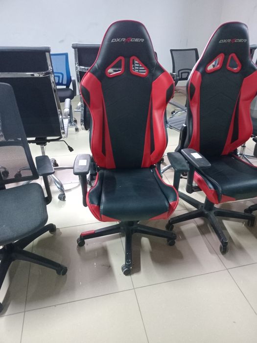 Закриття офісу. Столы крісла стулья тумбы