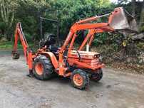 John Deere B8200  Ciągnik Kubota B8200 z Podnośnikiem kosiskiem do trawy i koparka