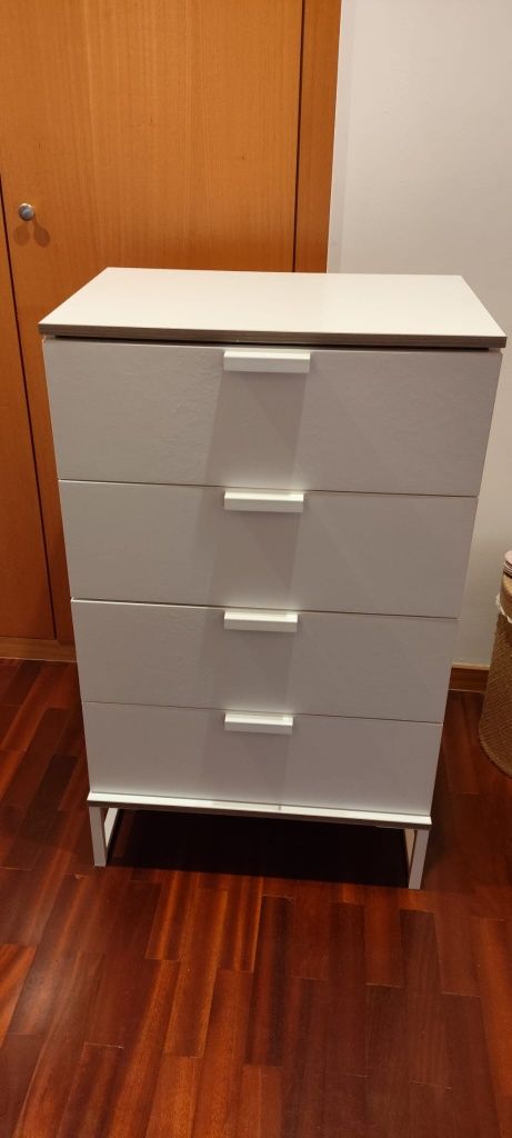 Cómoda IKEA 4 gavetas