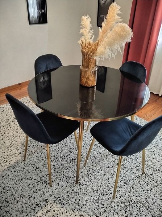 Mesa + 4 Cadeiras (gato preto)