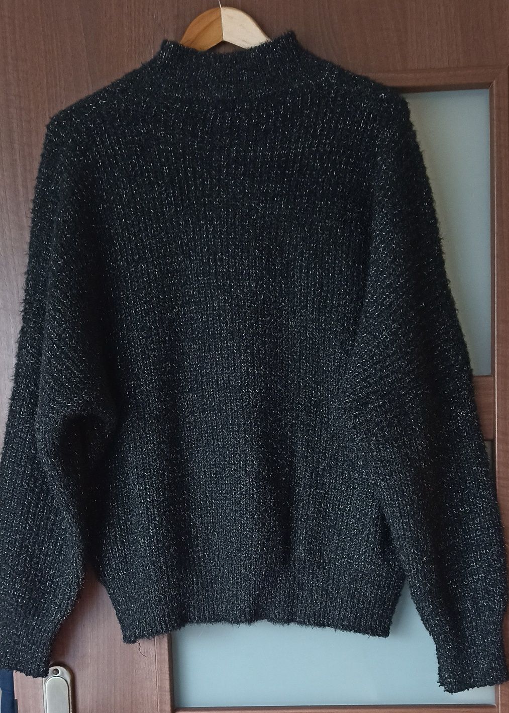 Czarny swetr że srebrną nitką oversize rozmiar L
