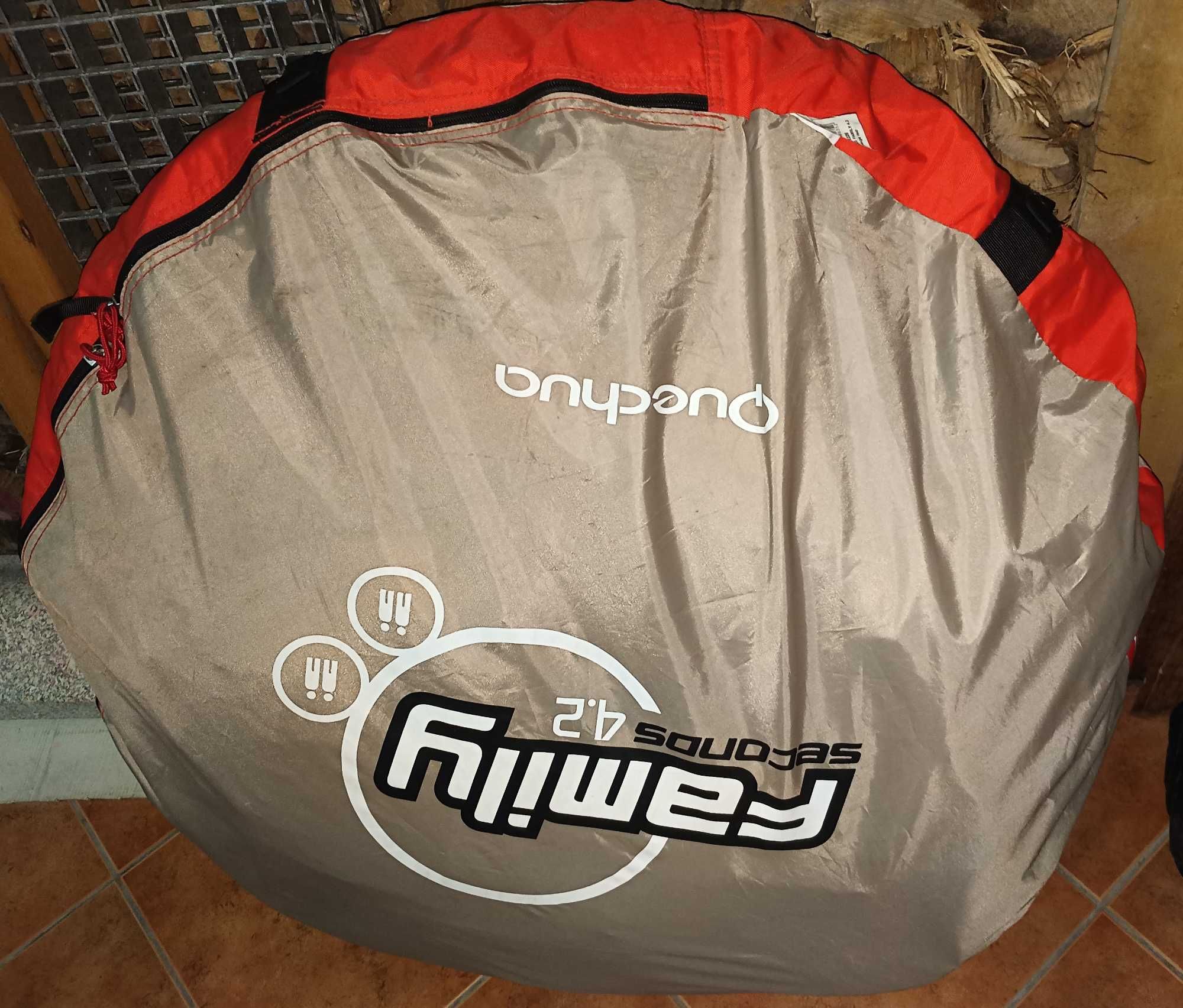 Tenda grande com 2 quartos e sala
