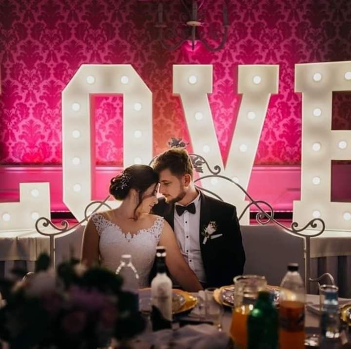 Dekoracja światłem LED Napis LOVE MIŁOŚĆ Wiatraki iskier Kolorowe race