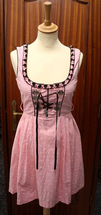 Vestido Vintage Bavarian Rosa com Avental Branco