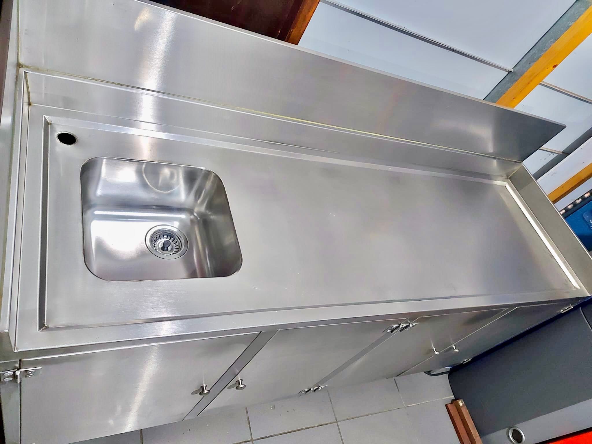 Bancada de inox com 1 Cuba e 4 portas.