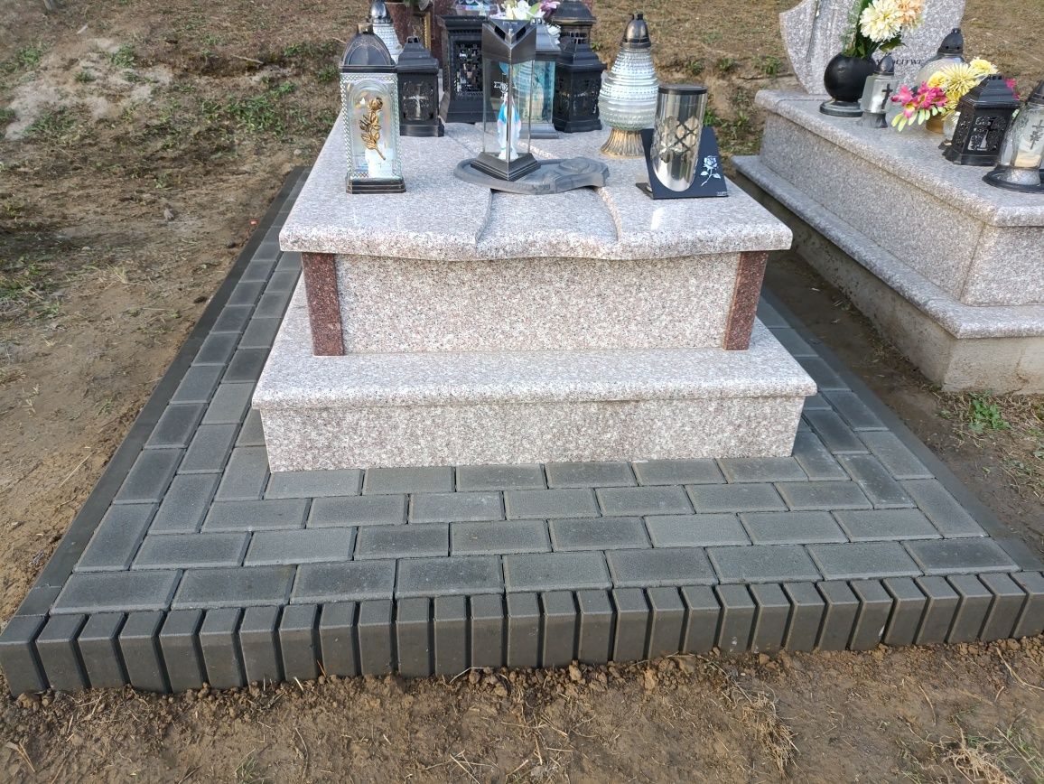 Kostka brukowa wokół nagrobka