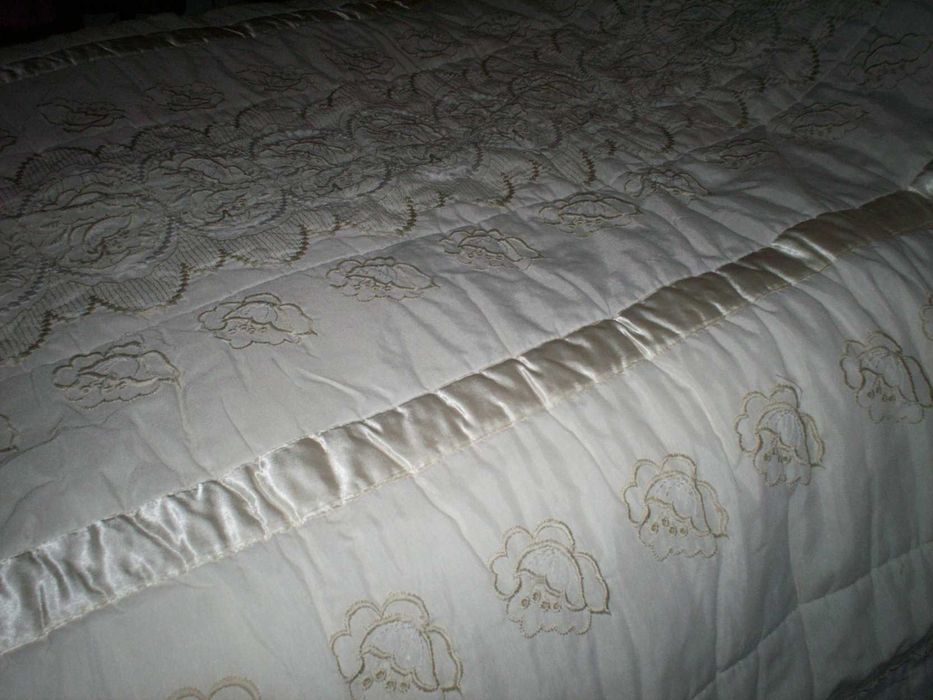 Colcha de casal bordada creme